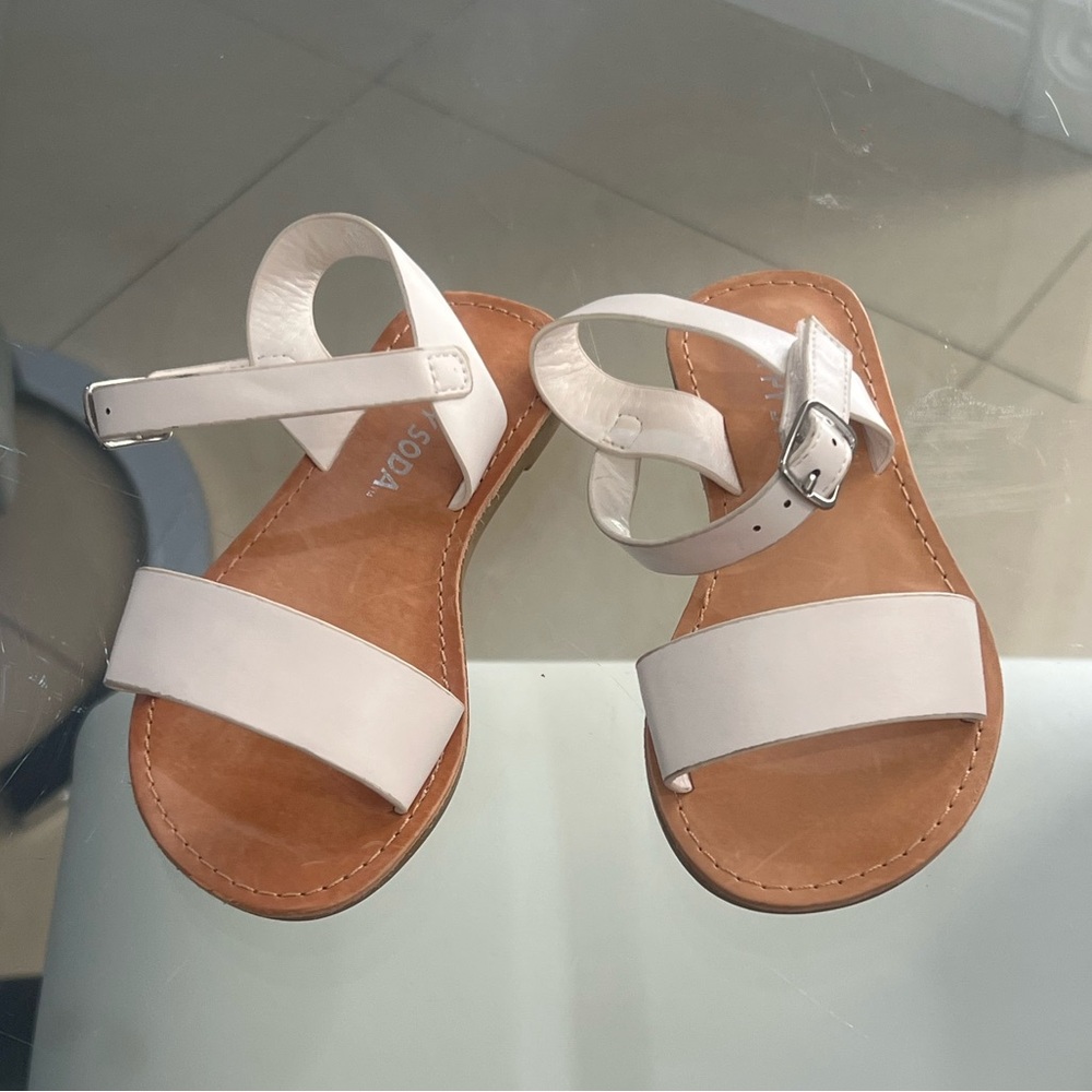 HAPPY SODA toddler girl Single Strap white Sandal size 8